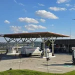 Două benzinării moderne cu parcări auto și camioane, deschise pe centura Sucevei