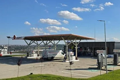 Două benzinării moderne cu parcări auto și camioane, deschise pe centura Sucevei