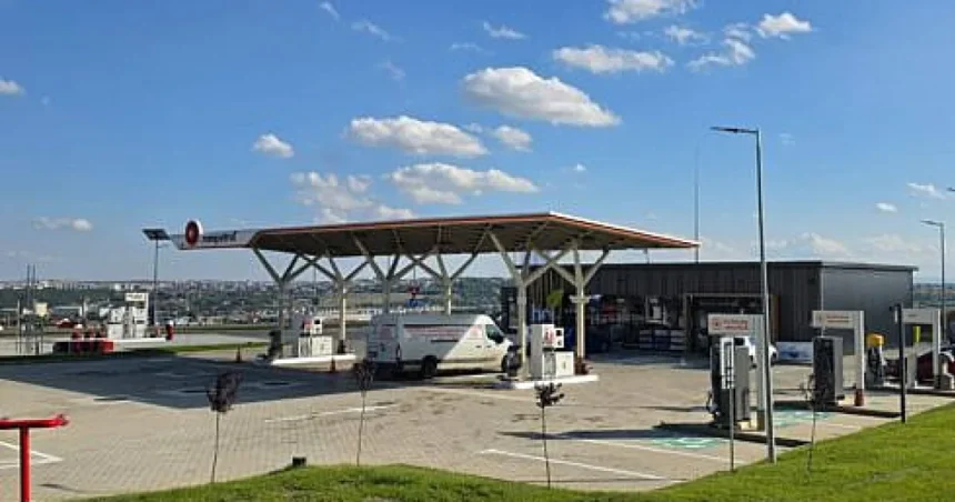 Două benzinării moderne cu parcări auto și camioane, deschise pe centura Sucevei
