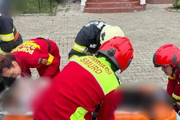 Femeie de 62 de ani, salvată de pompieri după ce a căzut într-o fântână de 10 metri