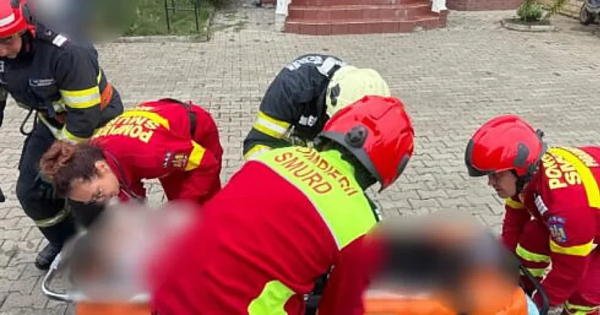 Femeie de 62 de ani, salvată de pompieri după ce a căzut într-o fântână de 10 metri
