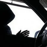 Femeie neputincioasă, martoră la furtul mașinii lăsate cu motorul pornit