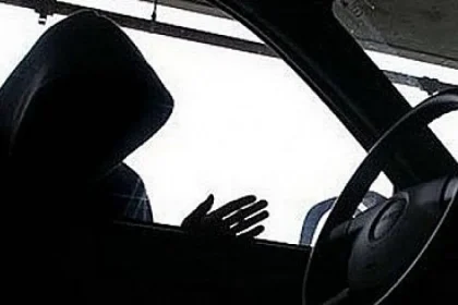 Femeie neputincioasă, martoră la furtul mașinii lăsate cu motorul pornit