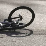 Fetiță de 4 ani din Ostra, rănită după ce fratele ei de 10 ani a căzut de pe bicicletă