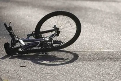 Fetiță de 4 ani din Ostra, rănită după ce fratele ei de 10 ani a căzut de pe bicicletă