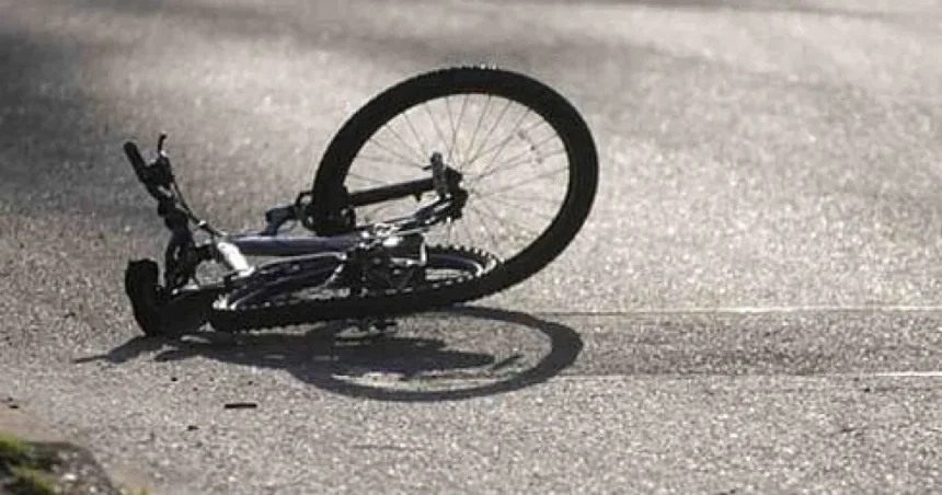 Fetiță de 4 ani din Ostra, rănită după ce fratele ei de 10 ani a căzut de pe bicicletă