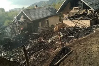 Incendiu devastator la Frasin-Bucșoaia: două case distruse total, una parțial
