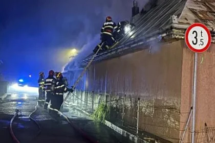 Incendiu la Burdujeni: casă arsă de la țigară, vecină de 85 de ani evacuată