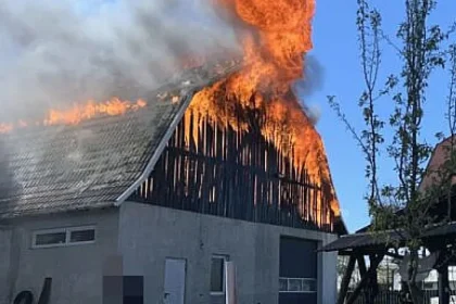 Incendiu la Coșna: pagube de 175.000 de lei, mașini, ATV și semiremorcă distruse