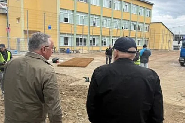 Lucrări susținute pentru teren sportiv modern și loc de joacă nou