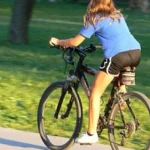 Mașină din Boroaia lovită de bicicleta electrică a unei minore de 14 ani