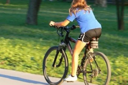 Mașină din Boroaia lovită de bicicleta electrică a unei minore de 14 ani