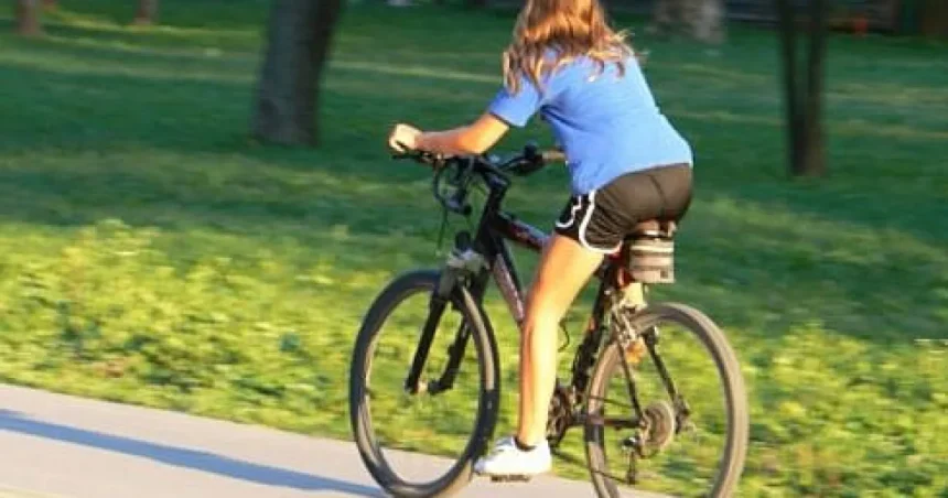 Mașină din Boroaia lovită de bicicleta electrică a unei minore de 14 ani