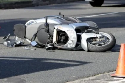 Mopedist mort în Poiana Mărului, după ciocnire cu o autoutilitară
