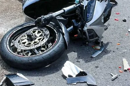 Motociclist de 70 de ani, accident pe DN 17A după ce nu a observat o mașină oprită