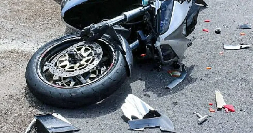 Motociclist de 70 de ani, accident pe DN 17A după ce nu a observat o mașină oprită