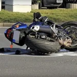Motociclist italian și pasageră răniți la Cornu Luncii, loviți de o mașină.