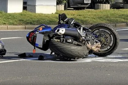 Motociclist italian și pasageră răniți la Cornu Luncii, loviți de o mașină.