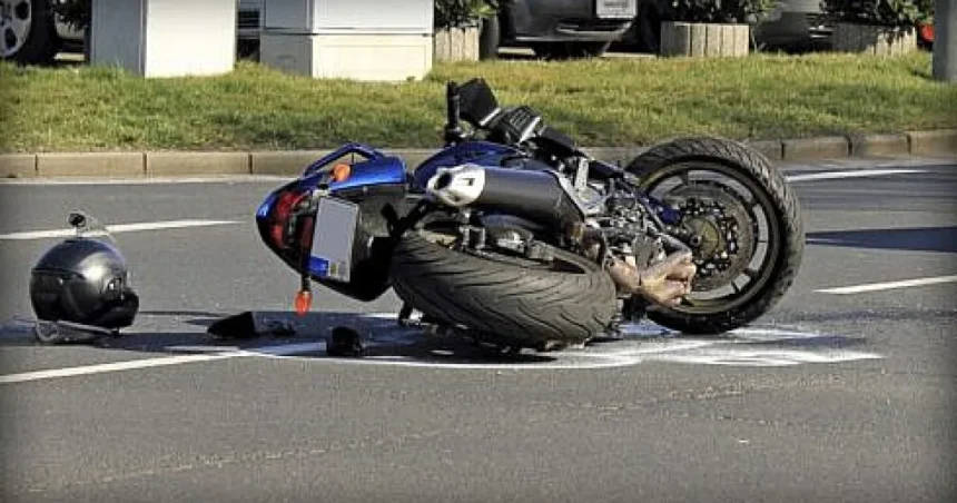 Motociclist italian și pasageră răniți la Cornu Luncii, loviți de o mașină.