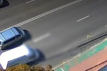 O femeie a fost lovită de o mașină după ce a traversat neregulamentar