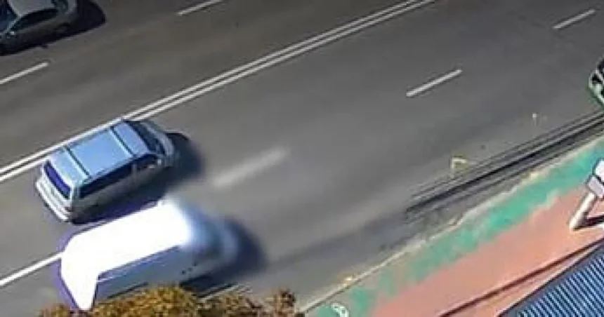 O femeie a fost lovită de o mașină după ce a traversat neregulamentar