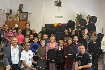 Peste 100 de copii au primit ghiozdane și rechizite școlare