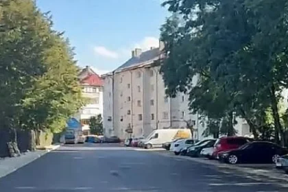 Primul strat de asfalt turnat pe viitoarea parcare modernă de pe Calea Burdujeni