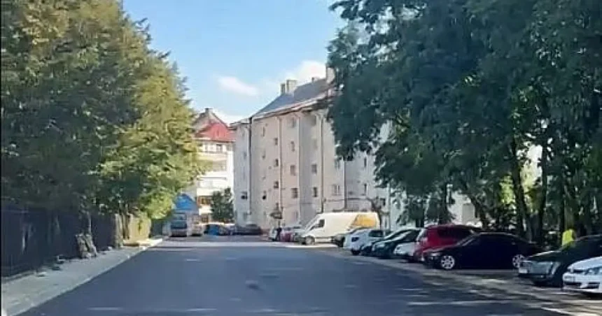 Primul strat de asfalt turnat pe viitoarea parcare modernă de pe Calea Burdujeni