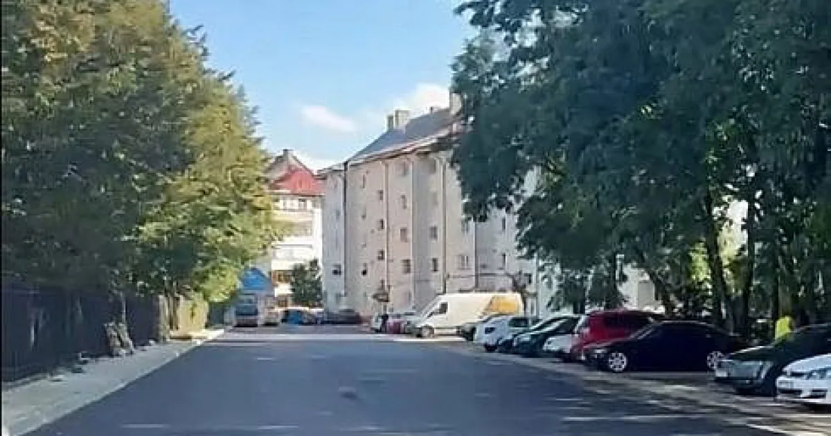 Primul strat de asfalt turnat pe viitoarea parcare modernă de pe Calea Burdujeni