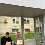 Rîmbu și Cușnir, la raftul de cărți din stația de autobuz de la Policlinică