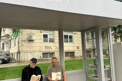 Rîmbu și Cușnir, la raftul de cărți din stația de autobuz de la Policlinică