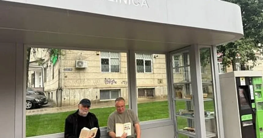 Rîmbu și Cușnir, la raftul de cărți din stația de autobuz de la Policlinică