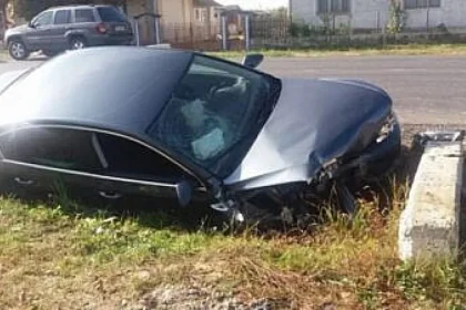 Și-a distrus frumusețea de BMW într-un șanț de pe marginea drumului