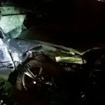 Șofer oprit cu mașina într-un gard din Vicovu de Sus, după ce a ignorat semnalul Poliției