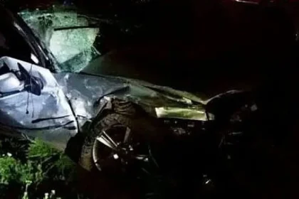 Șofer oprit cu mașina într-un gard din Vicovu de Sus, după ce a ignorat semnalul Poliției