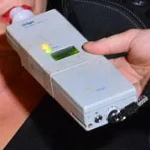 Șoferiță băută, arestată 24 de ore după ce s-a izbit cu mașina într-un stâlp