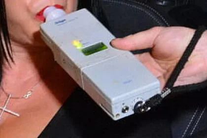 Șoferiță băută, arestată 24 de ore după ce s-a izbit cu mașina într-un stâlp