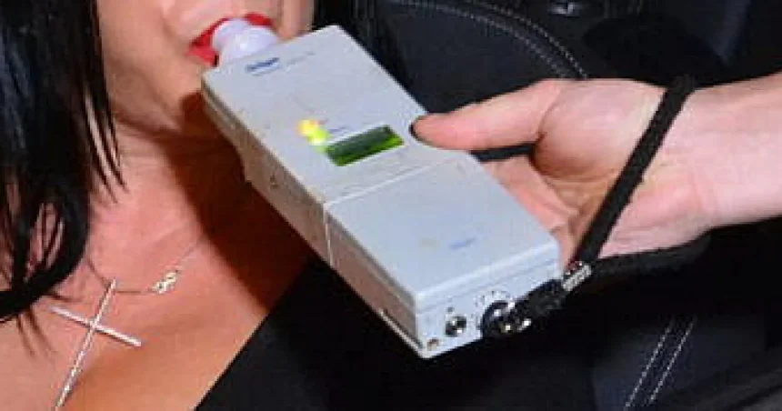 Șoferiță băută, arestată 24 de ore după ce s-a izbit cu mașina într-un stâlp