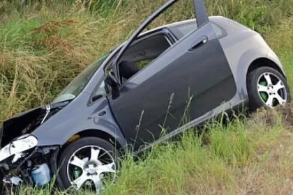 Șoferiță de 21 de ani, accident cu Smart-ul într-un șanț din cauza vitezei