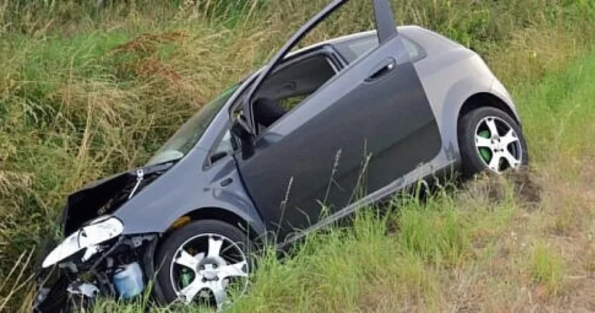 Șoferiță de 21 de ani, accident cu Smart-ul într-un șanț din cauza vitezei