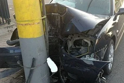 Șoferiță de 32 de ani, beată, s-a izbit frontal cu Audi într-un stâlp de electricitate