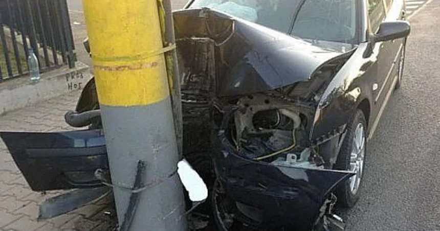Șoferiță de 32 de ani, beată, s-a izbit frontal cu Audi într-un stâlp de electricitate