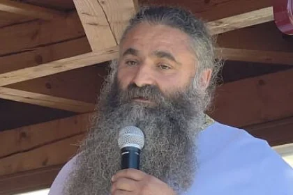 Starețul sucevean, revoltat de conducători: „Cum ajung astfel de oameni în fruntea țării?”