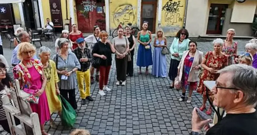Tăceri suprapuse – Daniela Orăvițanu, o expoziție despre profunzimea expresiei artistice