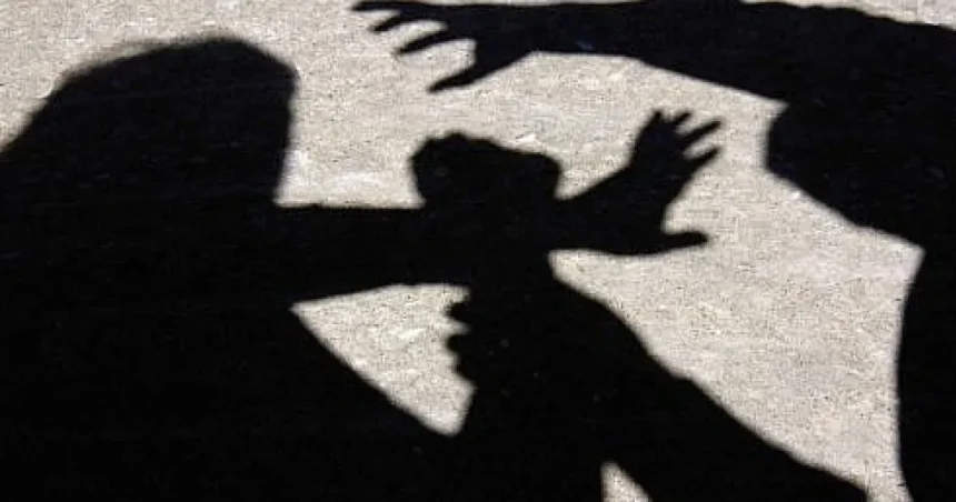 Tânăr de 25 de ani găsit mort în parcarea din Fălticeni. Se anchetează agresiunea