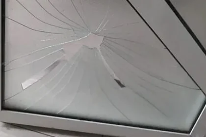Tânăr de 26 de ani cu probleme psihice a spart sediul unei firme din Suceava