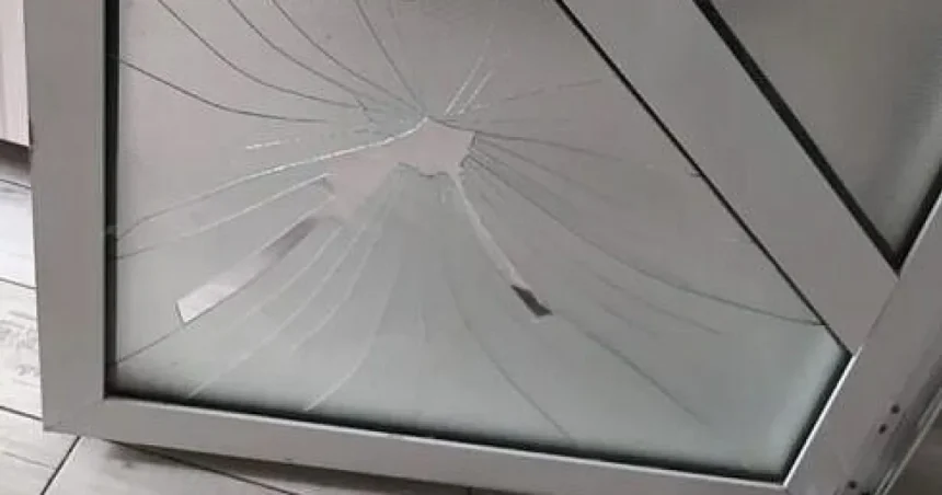 Tânăr de 26 de ani cu probleme psihice a spart sediul unei firme din Suceava