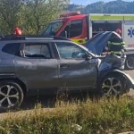 Trei răniți pe DN17, după ce șoferul a adormit la volan și a lovit un cap de pod