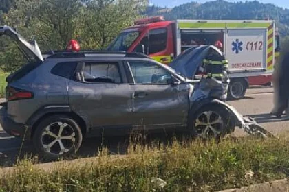 Trei răniți pe DN17, după ce șoferul a adormit la volan și a lovit un cap de pod
