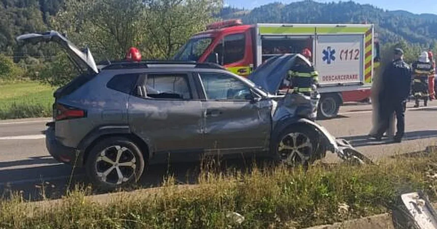 Trei răniți pe DN17, după ce șoferul a adormit la volan și a lovit un cap de pod